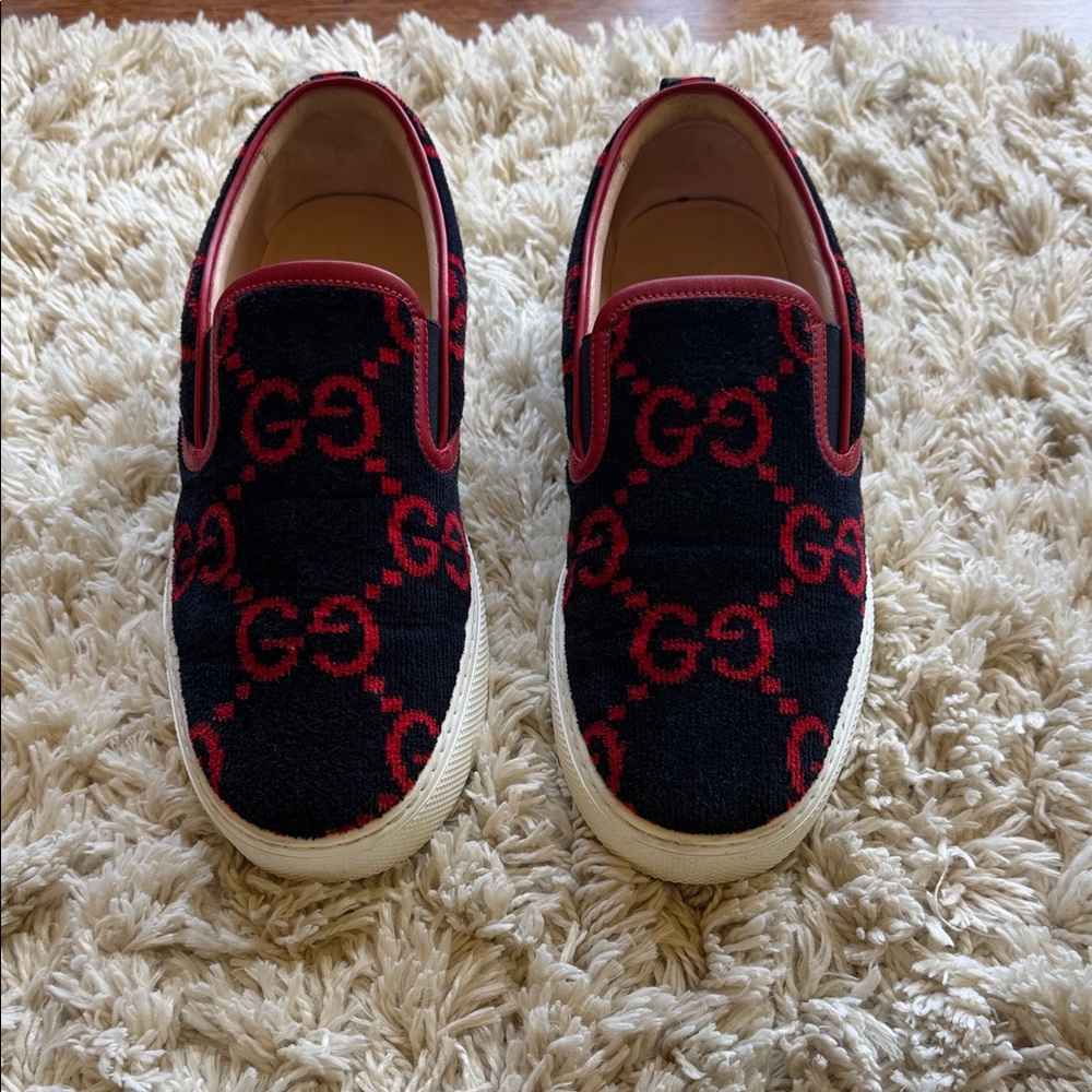 Gucci GG Terry Cloth Slip on “Blue and Red”

Mens size 8

In great condition